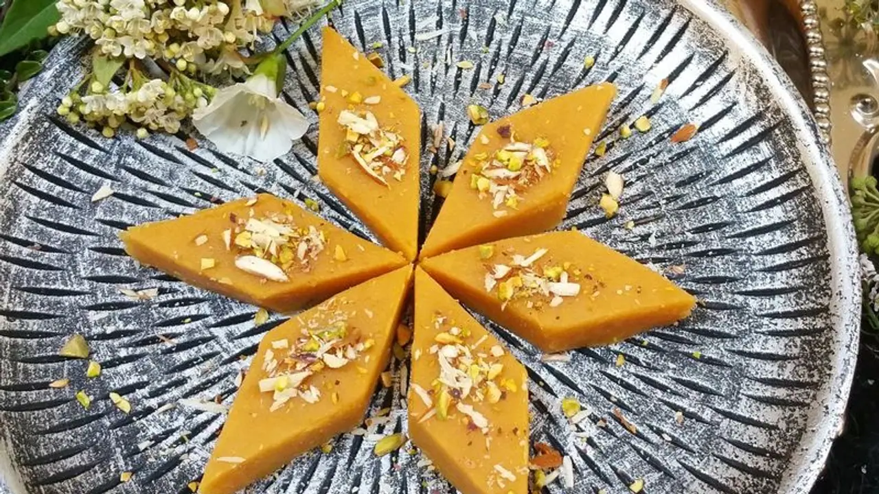 Homemade Barfi recipe: रक्षाबंधन पर बचेगा हजारों का खर्चा, घर पर बासी रोटी से बनाएं टेस्टी बर्फी 