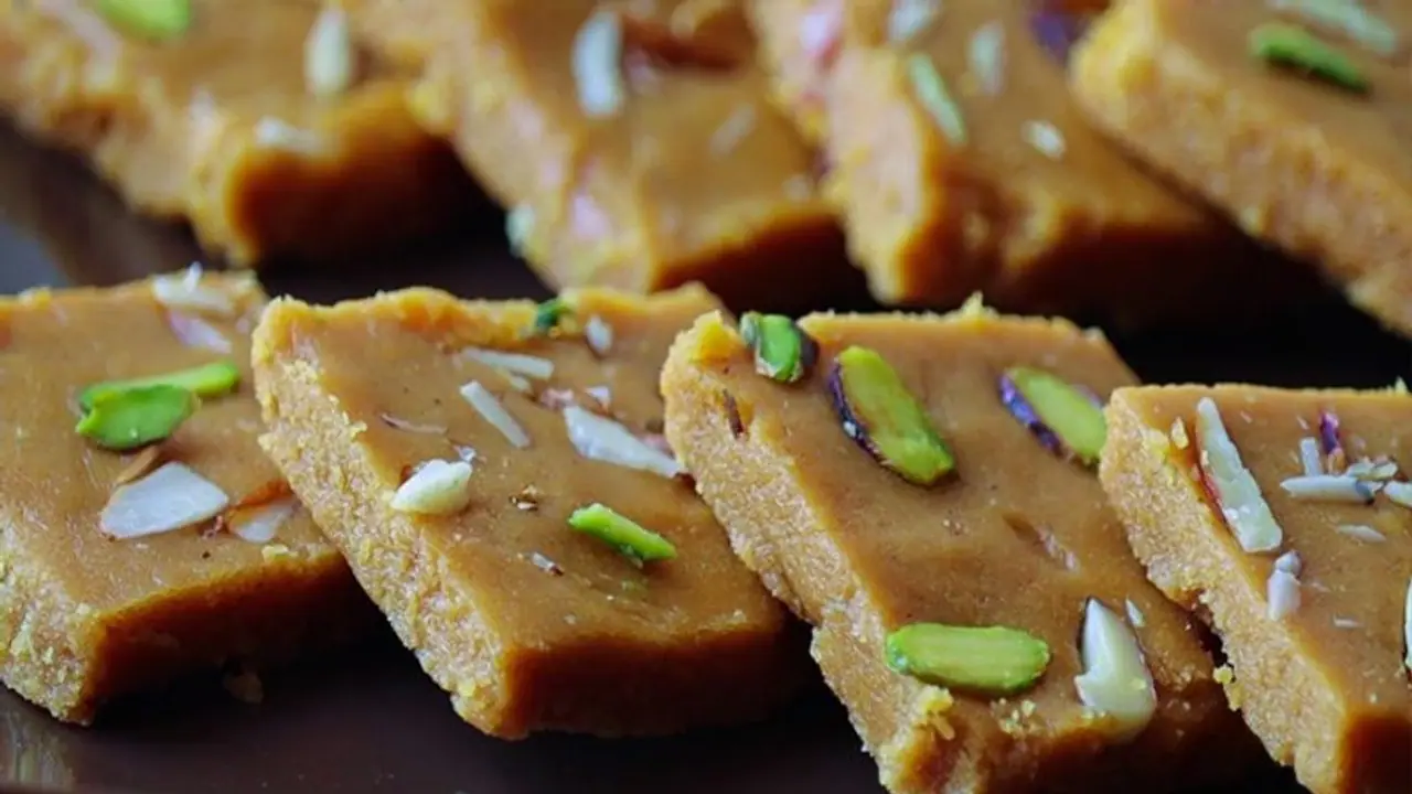 Raksha Bandhan 2024 Sweets: 20 रुपये हो जाएगा काम,राखी पर भाई खिलाएं होममेड बिस्कुट बर्फी,जानें रेसिपी