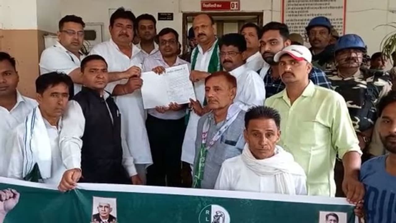 'अग्निपथ' योजना के विरोध धरने पर बैठे जयंत चौधरी, कहा विरोध जायज है लेकिन इसमें हिंसा की जगह नहीं होनी चाहिए