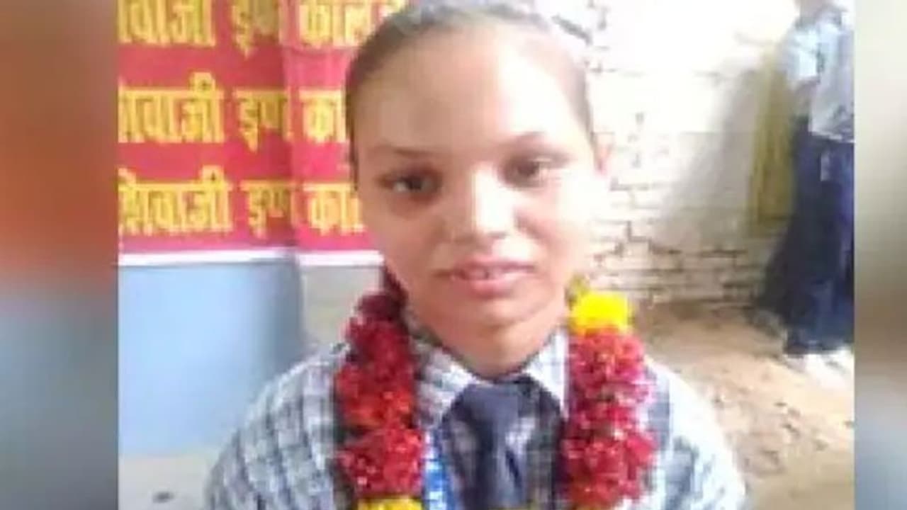 Up board 10 result 2022: स्टेट टॉपर पलक के पिता ने मजदूरी कर बेटी को पढ़ाया, कहा रिवीजन का मिला फायदा