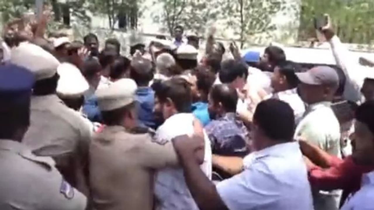 ఘట్కేసర్ పోలీసు స్టేషన్ వద్ద ఉద్రిక్తత.. గేట్లు తోసుకుని లోనికి వెళ్లిన కొండా సురేఖ ఘట్కేసర్ పోలీసు స్టేషన్ వద్ద ఉద్రిక్తత.. గేట్లు తోసుకుని లోనికి వెళ్లిన కొండా సురేఖ