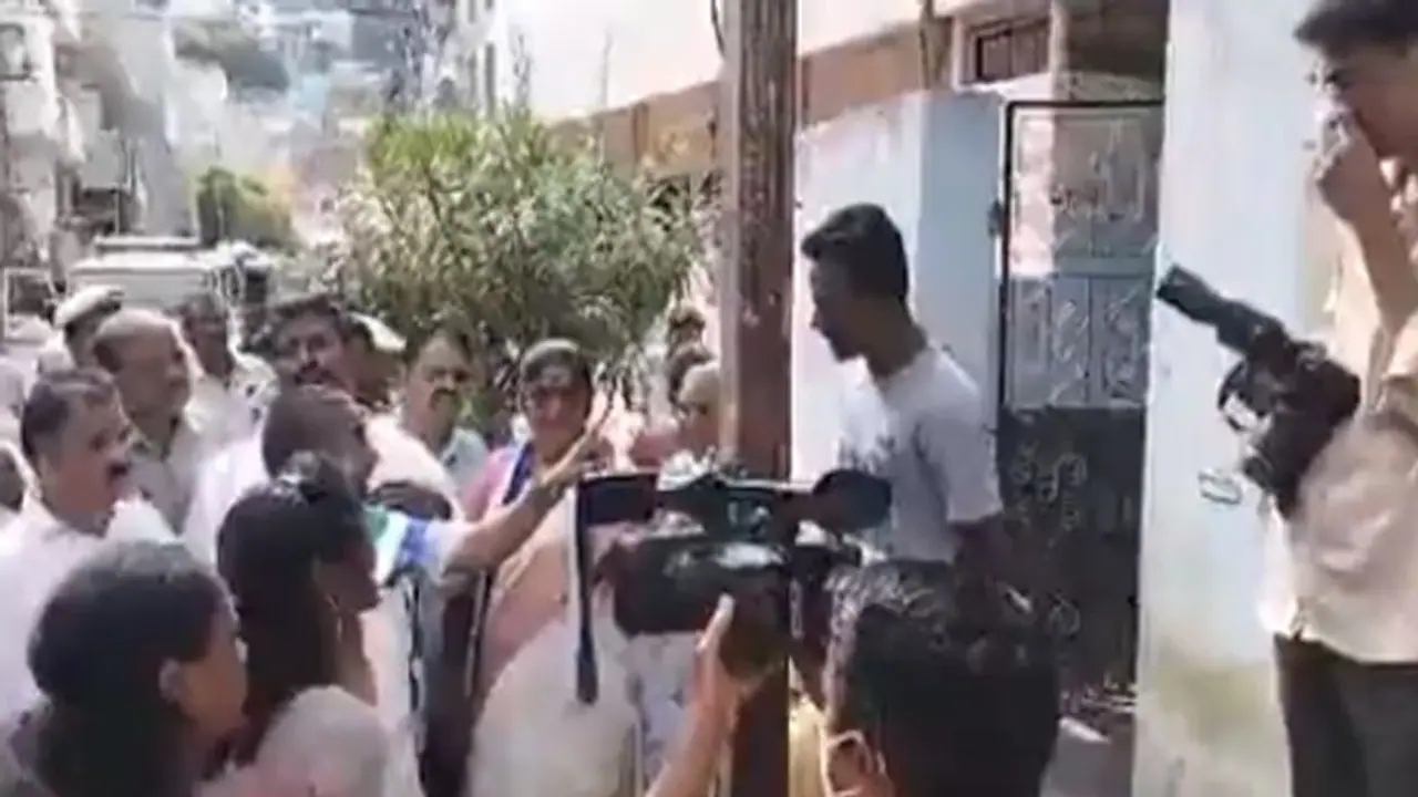 ‘‘పిచ్చి పిచ్చిగా ఉందా?’’.. ప్రశ్నించిన యువకుడిపై మాజీ మంత్రి వెల్లంపల్లి ఫైర్.. 