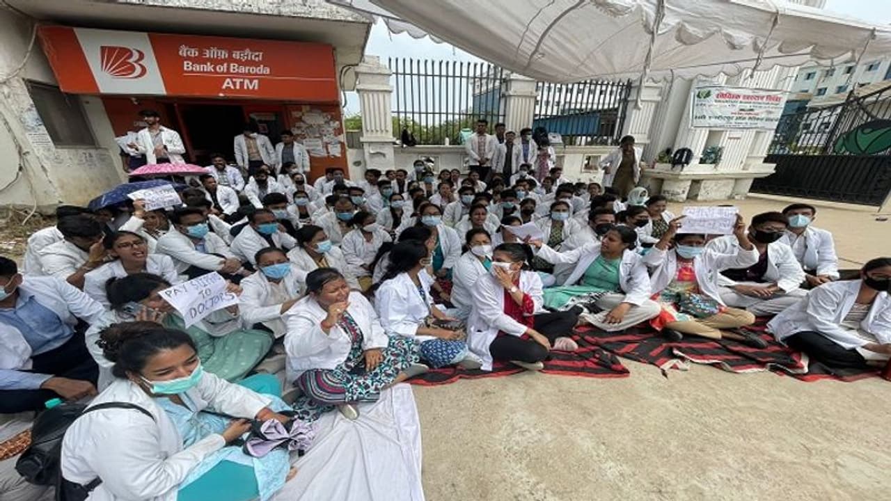 ಉಕ್ರೇನ್ನಿಂದ ಮರಳಿದ್ದ ಎಂಬಿಬಿಎಸ್ ವಿದ್ಯಾರ್ಥಿಗಳಿಗೆ ಉಜ್ಬೇಕ್ನಲ್ಲಿ ಶಿಕ್ಷಣ ಉಕ್ರೇನ್ನಿಂದ ಮರಳಿದ್ದ ಎಂಬಿಬಿಎಸ್ ವಿದ್ಯಾರ್ಥಿಗಳಿಗೆ ಉಜ್ಬೇಕ್ನಲ್ಲಿ ಶಿಕ್ಷಣ