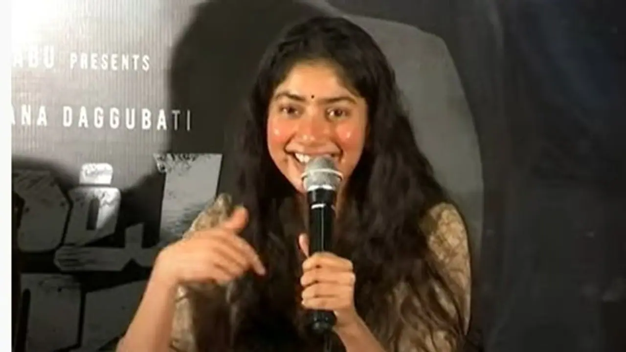 సరళ ఫ్యామిలీని ముందు కలవనందుకు బాధ పడుతున్నాః `విరాటపర్వం` సక్సెస్ మీట్లో సాయిపల్లవి.. సరళ ఫ్యామిలీని ముందు కలవనందుకు బాధ పడుతున్నాః `విరాటపర్వం` సక్సెస్ మీట్లో సాయిపల్లవి..