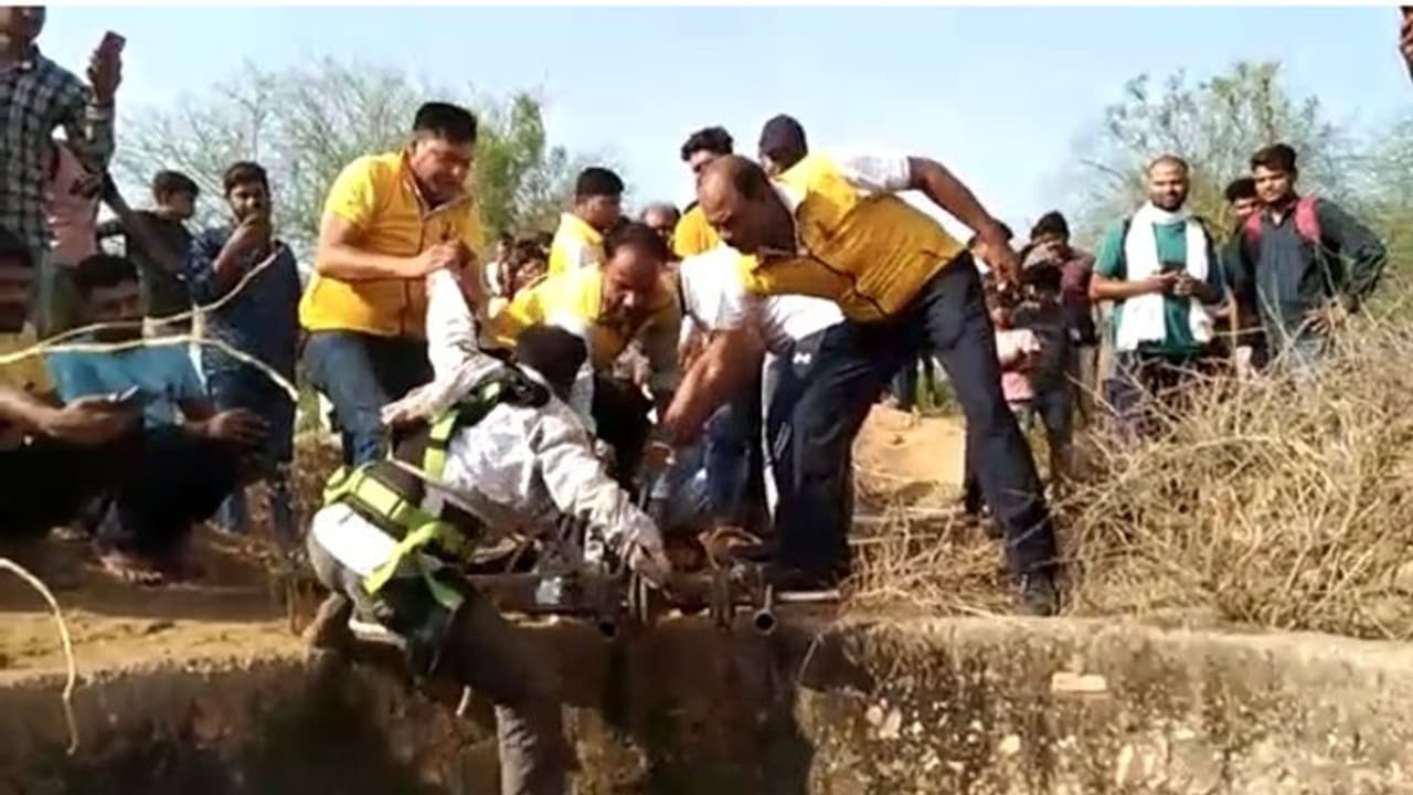 कुएं में छुपाया चोरी माल लेने नीचे गए चोर के साथ हुआ कुछ ऐसा, जिसे देख साथी भागे, वहीं रोता रहा आरोपी कुएं में छुपाया चोरी माल लेने नीचे गए चोर के साथ हुआ कुछ ऐसा, जिसे देख साथी भागे, वहीं रोता रहा आरोपी