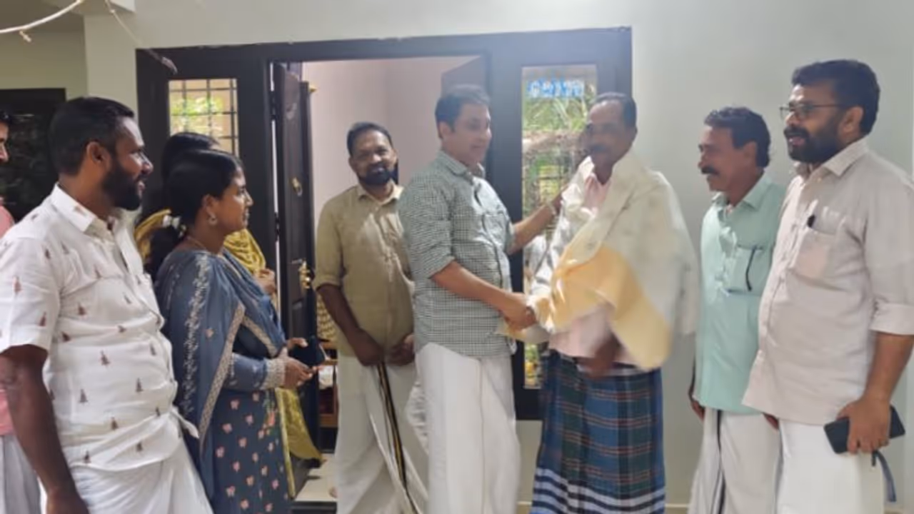 ഒഴുക്കില്പ്പെട്ട് അച്ഛനും മക്കളും, മരണം മുന്നില്കണ്ടു; മൂന്ന് ജീവനുകള് കൈപിടിച്ച് കയറ്റി ഓട്ടോ ഡ്രൈവര് ഒഴുക്കില്പ്പെട്ട് അച്ഛനും മക്കളും, മരണം മുന്നില്കണ്ടു; മൂന്ന് ജീവനുകള് കൈപിടിച്ച് കയറ്റി ഓട്ടോ ഡ്രൈവര്