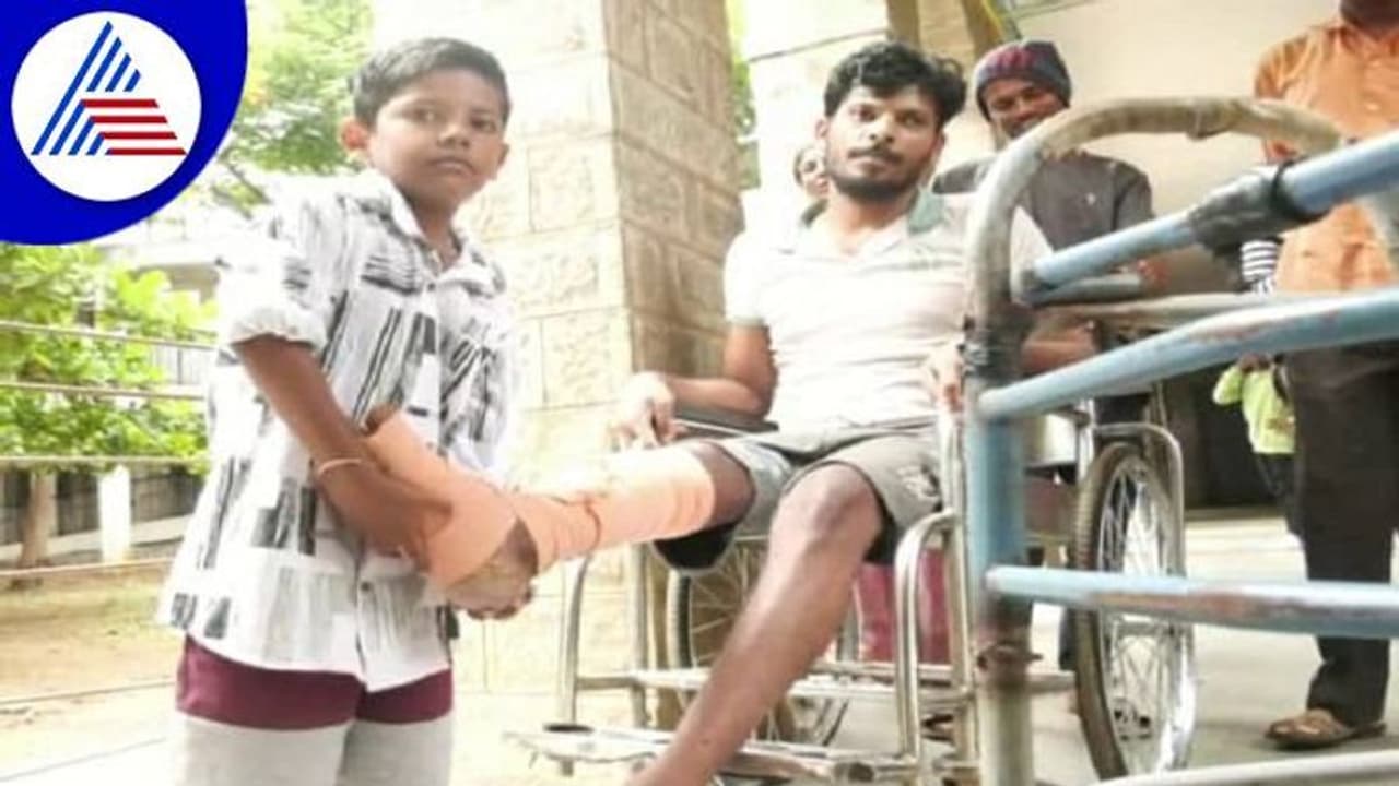 ಆಟ ಆಡೋ ವಯಸ್ಸಲ್ಲಿ ತಂದೆಯ ಸೇವೆ ಮಾಡ್ತಿರುವ ಮಗ: ಸುಲ್ತಾನ್ ಕಾರ್ಯಕ್ಕೆ ಸಲಾಂ ಎಂದ ಜನತೆ..! ಆಟ ಆಡೋ ವಯಸ್ಸಲ್ಲಿ ತಂದೆಯ ಸೇವೆ ಮಾಡ್ತಿರುವ ಮಗ: ಸುಲ್ತಾನ್ ಕಾರ್ಯಕ್ಕೆ ಸಲಾಂ ಎಂದ ಜನತೆ..!