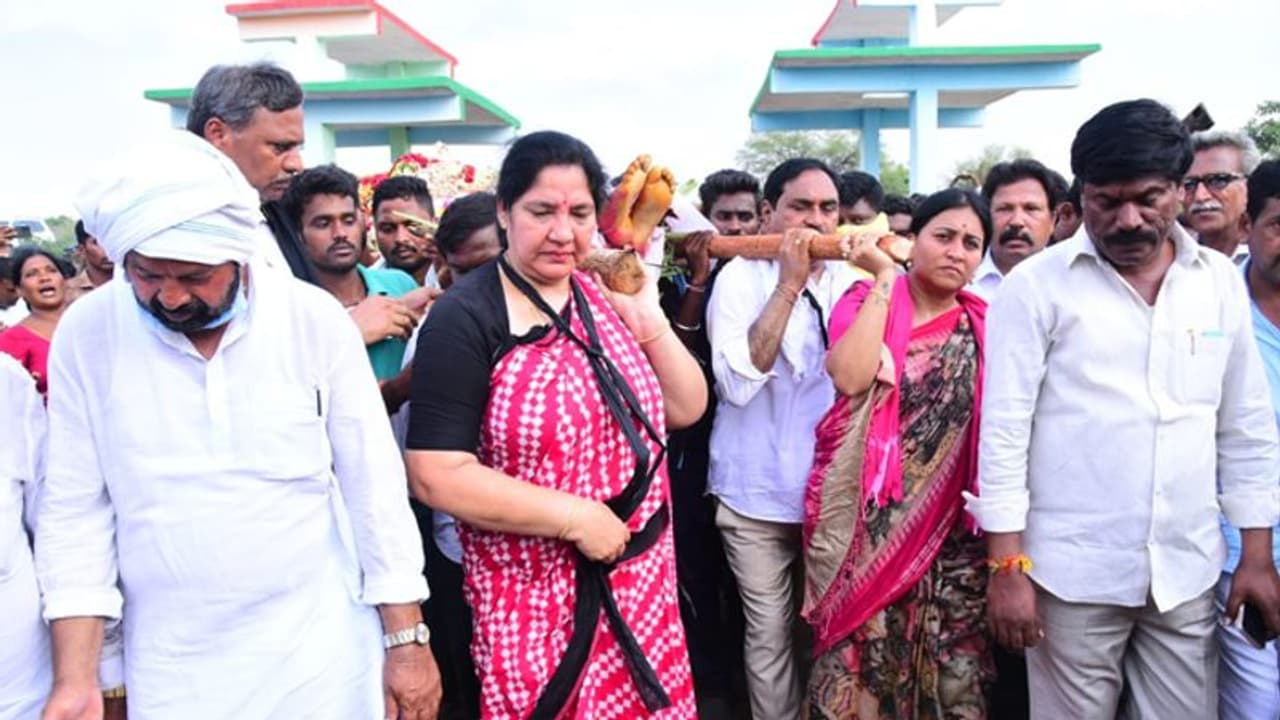 agnipath Protest: ముగిసిన రాకేష్ అంత్యక్రియలు.. పాడే మోసిన మంత్రులు, టీఆర్ఎస్ ఎమ్మెల్యేలు agnipath Protest: ముగిసిన రాకేష్ అంత్యక్రియలు.. పాడే మోసిన మంత్రులు, టీఆర్ఎస్ ఎమ్మెల్యేలు