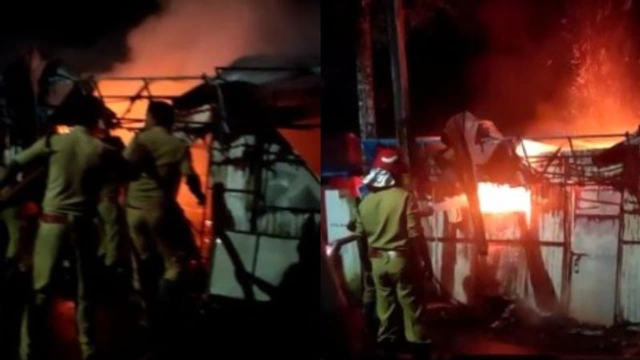 ആലപ്പുഴയിൽ പലചരക്ക് കടയിൽ തീപിടിച്ചു; ഗ്യാസ് സിലിണ്ടർ പൊട്ടിച്ചിതറിയ നിലയിൽ ആലപ്പുഴയിൽ പലചരക്ക് കടയിൽ തീപിടിച്ചു; ഗ്യാസ് സിലിണ്ടർ പൊട്ടിച്ചിതറിയ നിലയിൽ
