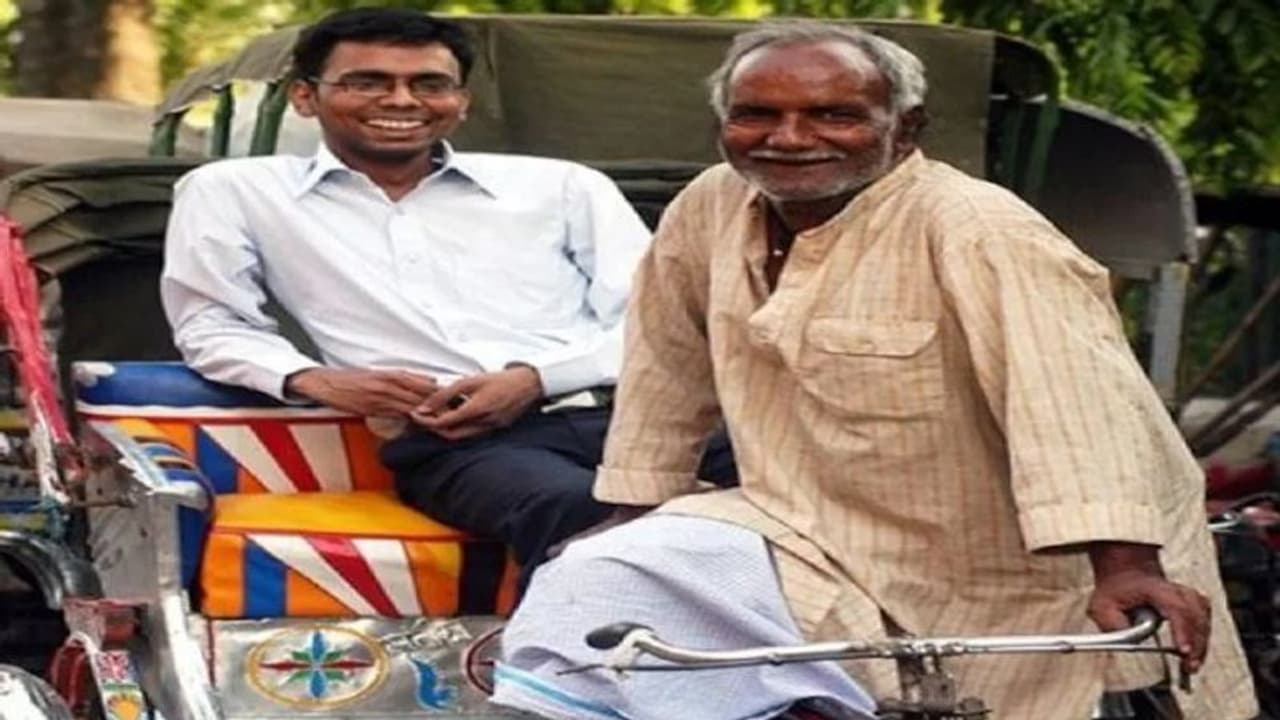 Father's Day 2022: चिलचिलाती धूप में रिक्शा चलाकर पिता ने बेटे को बनाया IAS, सूखी रोटी खाकर कटती थीं रातें... Father's Day 2022: चिलचिलाती धूप में रिक्शा चलाकर पिता ने बेटे को बनाया IAS, सूखी रोटी खाकर कटती थीं रातें...