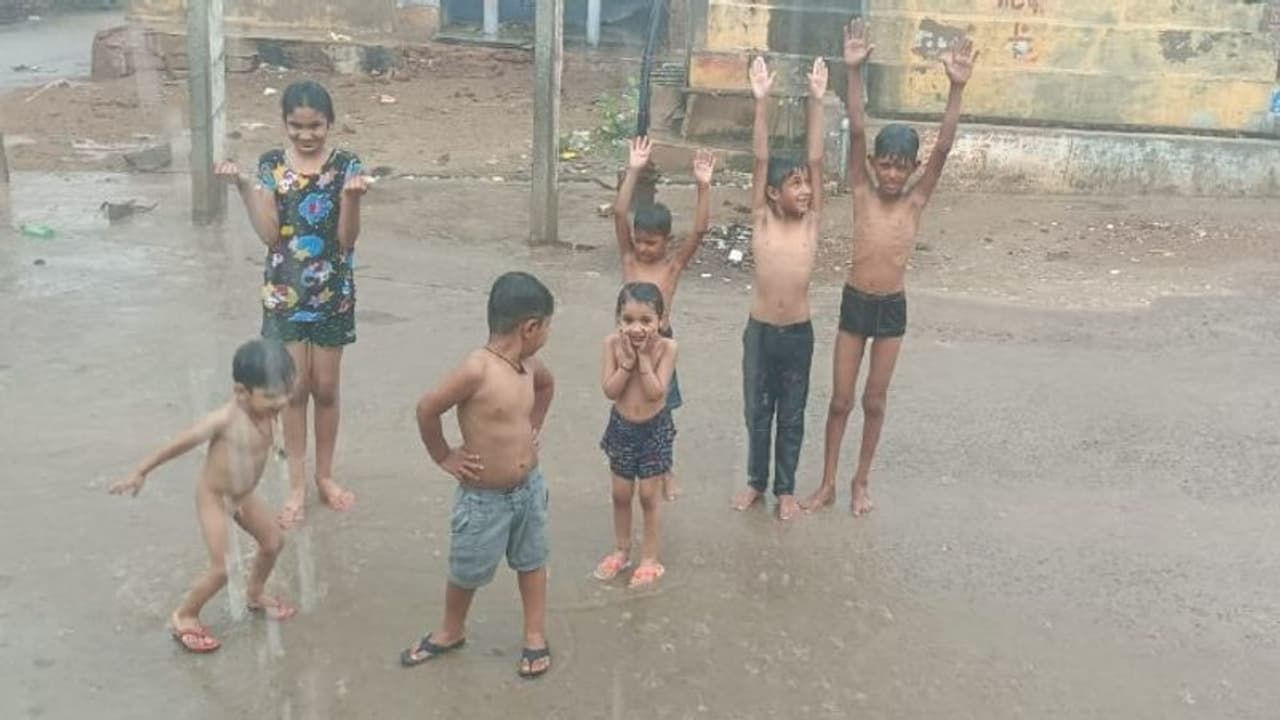 राजस्थान में पहली बारिश की शानदार तस्वीर, कई जिलों में पूरी रात झमाझम बरसा पानी...यूं मस्ती करते दिखे बच्चे राजस्थान में पहली बारिश की शानदार तस्वीर, कई जिलों में पूरी रात झमाझम बरसा पानी...यूं मस्ती करते दिखे बच्चे