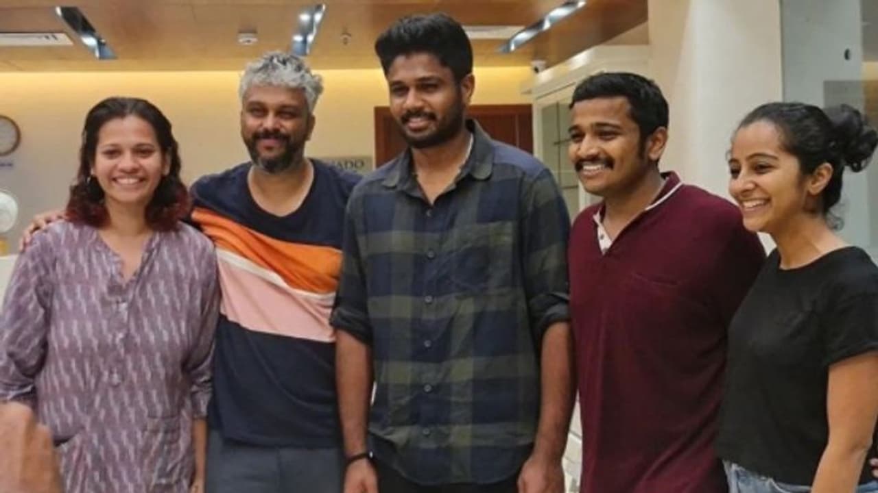 'ജയ ജയ ജയ ജയഹേ' സെറ്റിൽ സർപ്രൈസ് വിസിറ്റ് നടത്തി സഞ്ജു സാംസൺ 'ജയ ജയ ജയ ജയഹേ' സെറ്റിൽ സർപ്രൈസ് വിസിറ്റ് നടത്തി സഞ്ജു സാംസൺ