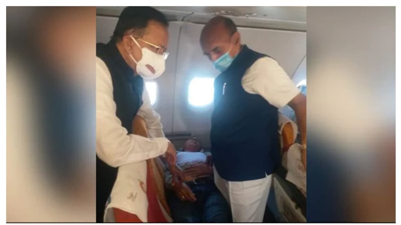 വിമാനത്തിൽ യാത്രക്കാരൻ കുഴഞ്ഞുവീണു, പരിചരിക്കാനെത്തിയത് കേന്ദ്രമന്ത്രിയും എംപിയും; നന്ദിയറിയിച്ച് എയർ ഇന്ത്യ വിമാനത്തിൽ യാത്രക്കാരൻ കുഴഞ്ഞുവീണു, പരിചരിക്കാനെത്തിയത് കേന്ദ്രമന്ത്രിയും എംപിയും; നന്ദിയറിയിച്ച് എയർ ഇന്ത്യ