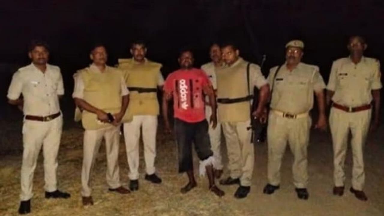 बिहार के पशु तस्कर से कुशीनगर पुलिस की मुठभेड़, जवाबी कार्रवाई में हुआ घायल बिहार के पशु तस्कर से कुशीनगर पुलिस की मुठभेड़, जवाबी कार्रवाई में हुआ घायल