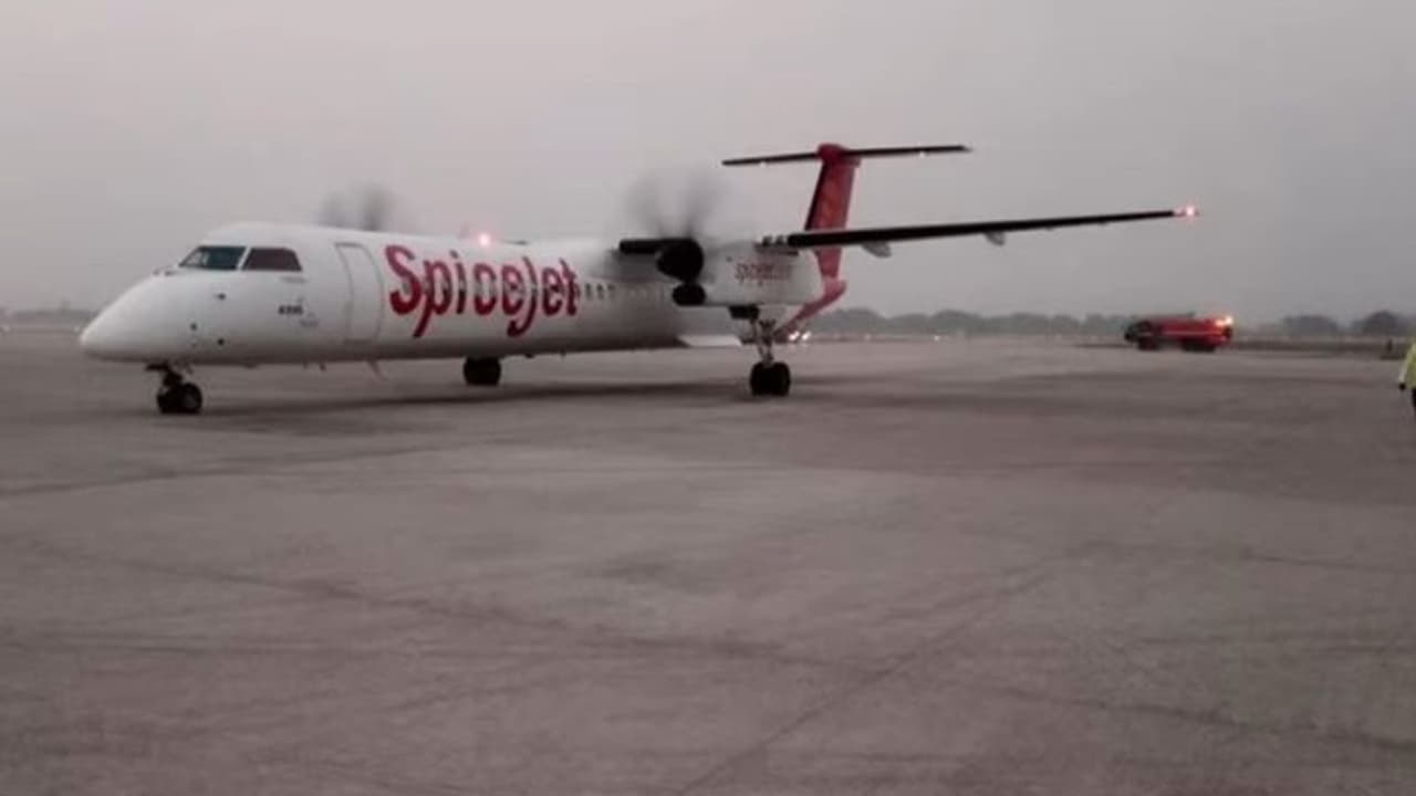 पटना एयरपोर्ट पर फ्लाइट में लगी आग: कराई इमरजेंसी लैंडिंग, आग की लपटों के बीच 185 यात्रियों को निकाला गया पटना एयरपोर्ट पर फ्लाइट में लगी आग: कराई इमरजेंसी लैंडिंग, आग की लपटों के बीच 185 यात्रियों को निकाला गया