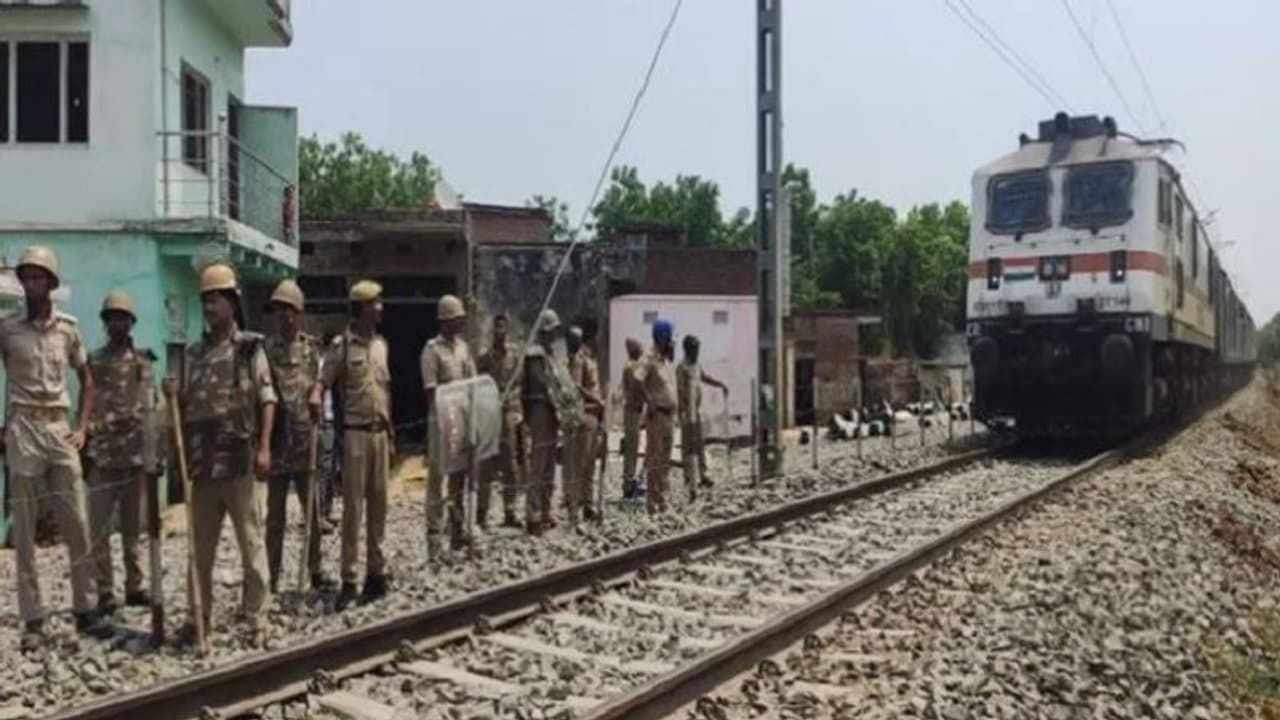 अग्निपथ योजना को लेकर गाजीपुर में युवाओं ने रेलवे ट्रैक जाम करने की कोशिश, पुलिस के रोकने पर जमकर किया पथराव