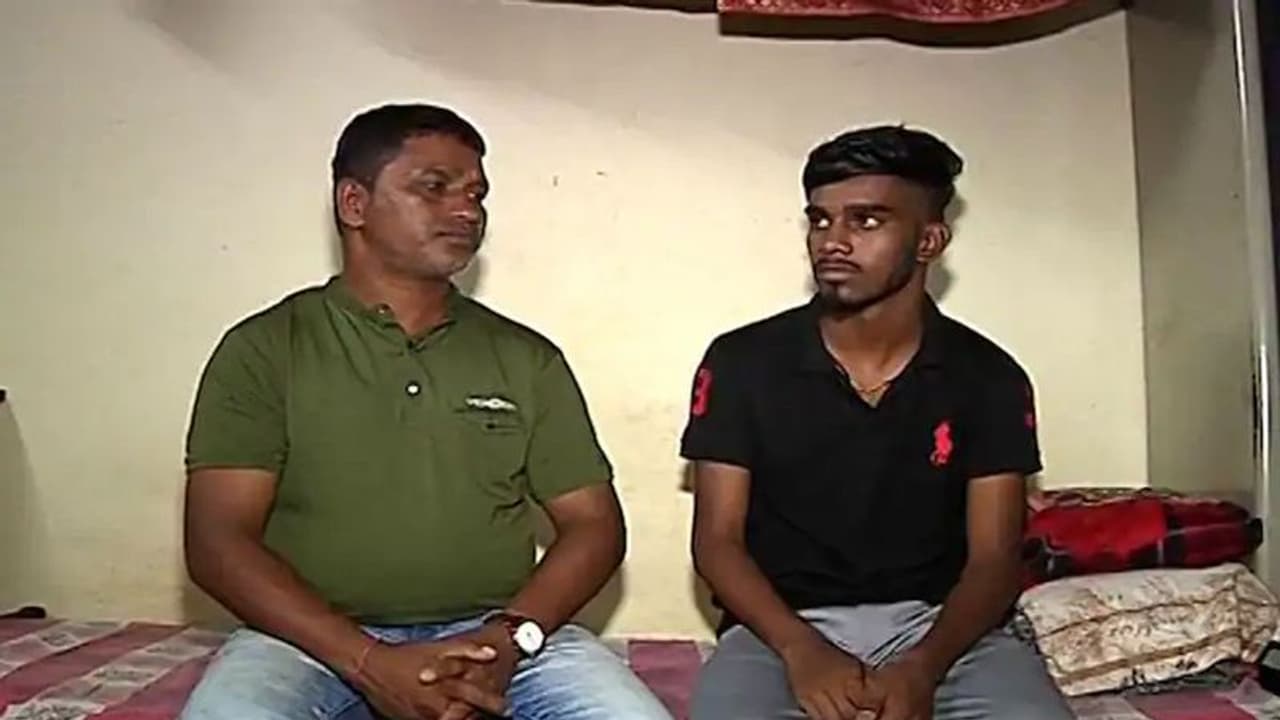 43 की उम्र में बाप ने पास की 10वीं की परीक्षा, लेकिन बेटा हो गया फेल, पढ़िए महाराष्ट्र का दिलचस्प मामला 