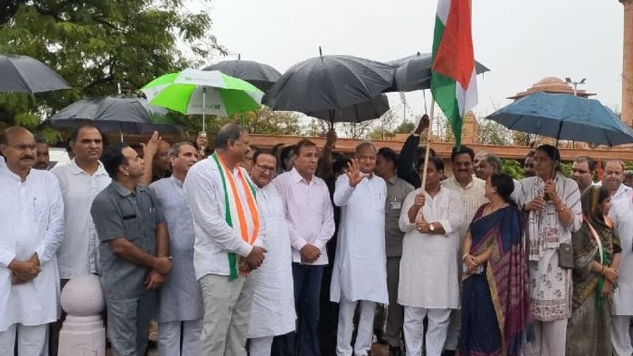 अग्नीपथ योजना के विरोध में सड़क पर उतरे CM अशोक गहलोत, भारी बारिश में भी डटे रहे...छाता लगाकर लगाए गए नारे अग्नीपथ योजना के विरोध में सड़क पर उतरे CM अशोक गहलोत, भारी बारिश में भी डटे रहे...छाता लगाकर लगाए गए नारे