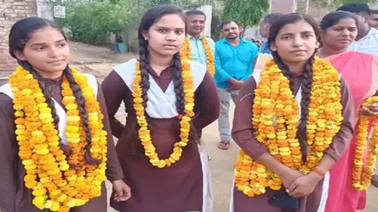 टॉपर अंशिका ने सीएम योगी से मांगा तोहफा, कहा गांव के लिए पक्की सड़क बनवा दें टॉपर अंशिका ने सीएम योगी से मांगा तोहफा, कहा गांव के लिए पक्की सड़क बनवा दें