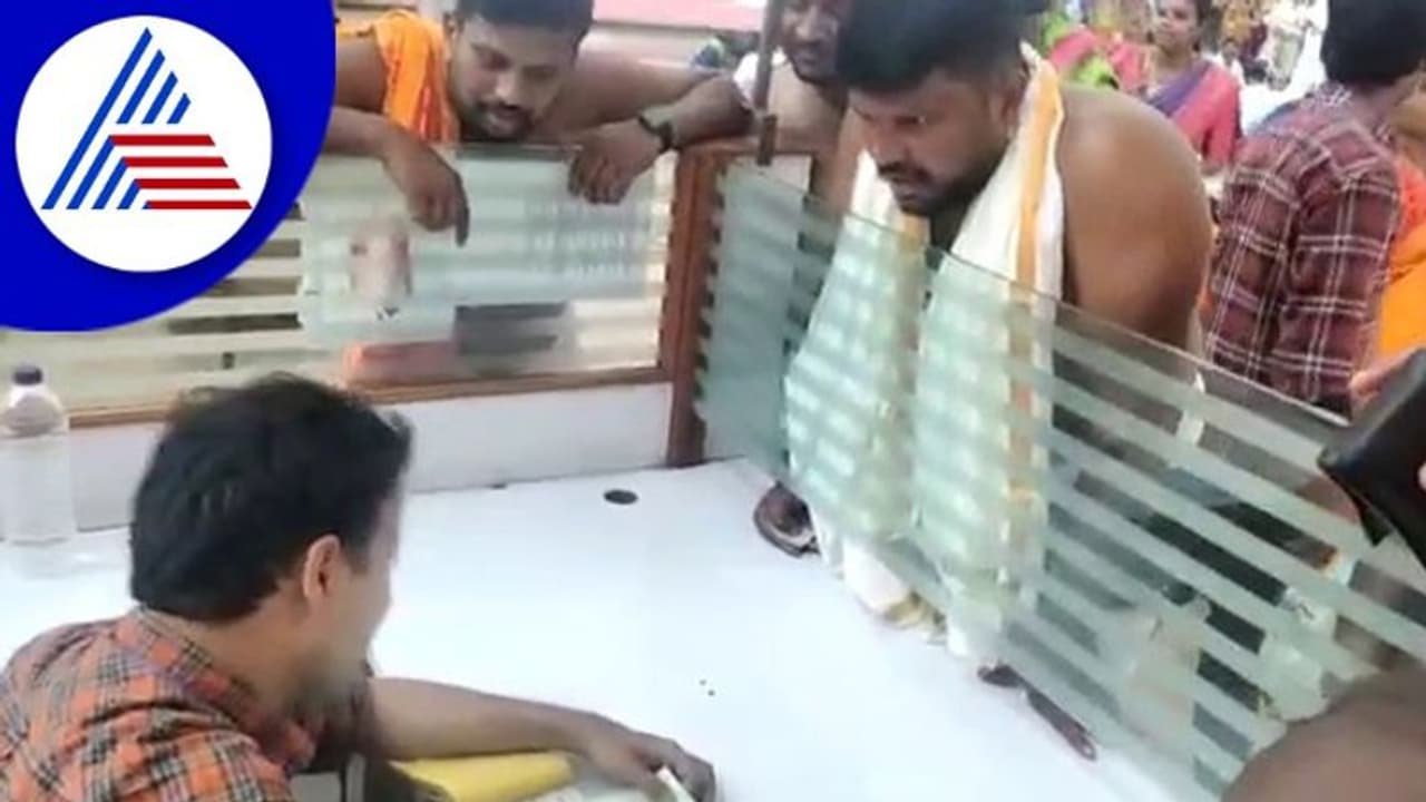 Chikkamagaluru; ಮೋದಿ ಹೆಸರು ಬರೆಯಲು ಹಿಂದೇಟು, ಕೊನೆಗೂ ಬರೆಸಿದ ಭಜರಂಗದಳ ಕಾರ್ಯಕರ್ತರು Chikkamagaluru; ಮೋದಿ ಹೆಸರು ಬರೆಯಲು ಹಿಂದೇಟು, ಕೊನೆಗೂ ಬರೆಸಿದ ಭಜರಂಗದಳ ಕಾರ್ಯಕರ್ತರು