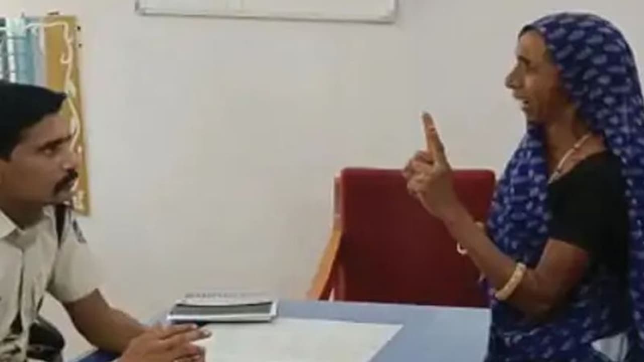 अपनी सास को सिर्फ इसलिए पीटने लगी बहू, बेटे ने भी रस्सी से बांधकर मारा, कहते हैं मनहूस हो तुम अपनी सास को सिर्फ इसलिए पीटने लगी बहू, बेटे ने भी रस्सी से बांधकर मारा, कहते हैं मनहूस हो तुम