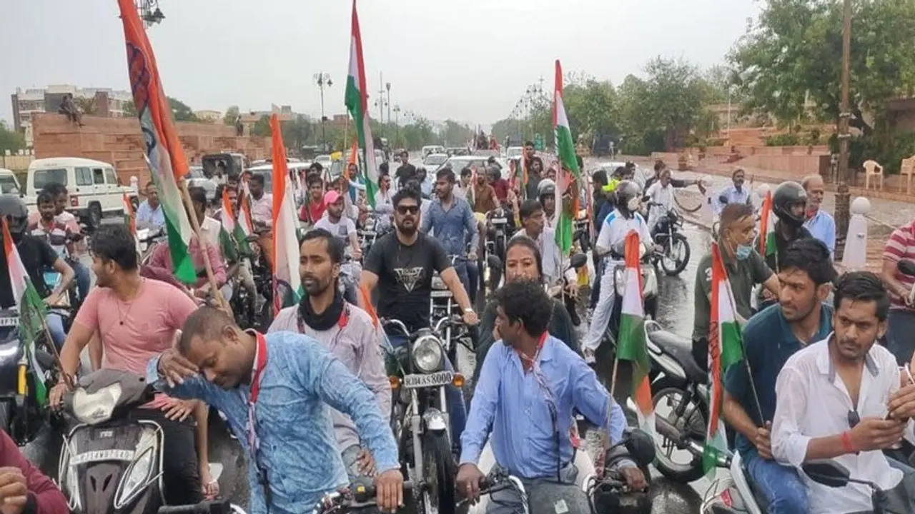 Agnipath Scheme: सीएम और 700 पुलिसकर्मी देखते रह गए, कांग्रेस की तिरंगा रैली में जमकर टूटे नियम Agnipath Scheme: सीएम और 700 पुलिसकर्मी देखते रह गए, कांग्रेस की तिरंगा रैली में जमकर टूटे नियम