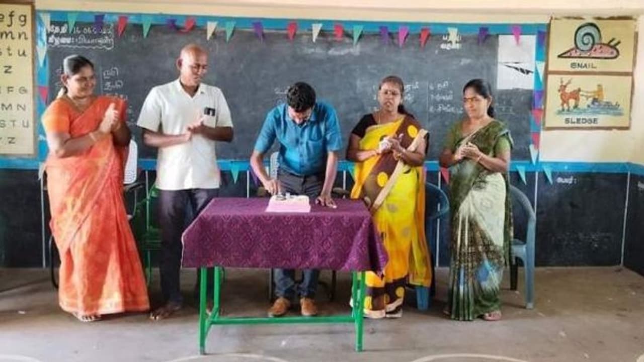 வகுப்பறையில் பிறந்த நாள் கொண்டாட்டம்.. ஆசிரியருக்கு கேக் ஊட்டிய தலைமை ஆசிரியை.. அதிரடி சஸ்பெண்ட்.. வகுப்பறையில் பிறந்த நாள் கொண்டாட்டம்.. ஆசிரியருக்கு கேக் ஊட்டிய தலைமை ஆசிரியை.. அதிரடி சஸ்பெண்ட்..