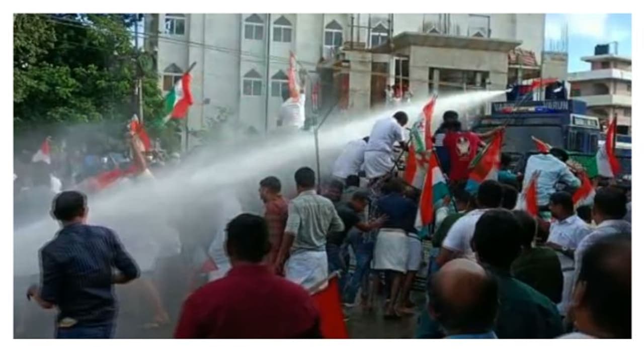 കോഴിക്കോട് ഫറോക്ക് പൊലീസ് സ്റ്റേഷനിലേക്ക് കോൺഗ്രസ് പ്രവർത്തകർ നടത്തിയ മാർച്ചിൽ സംഘർഷം, ജലപീരങ്കി