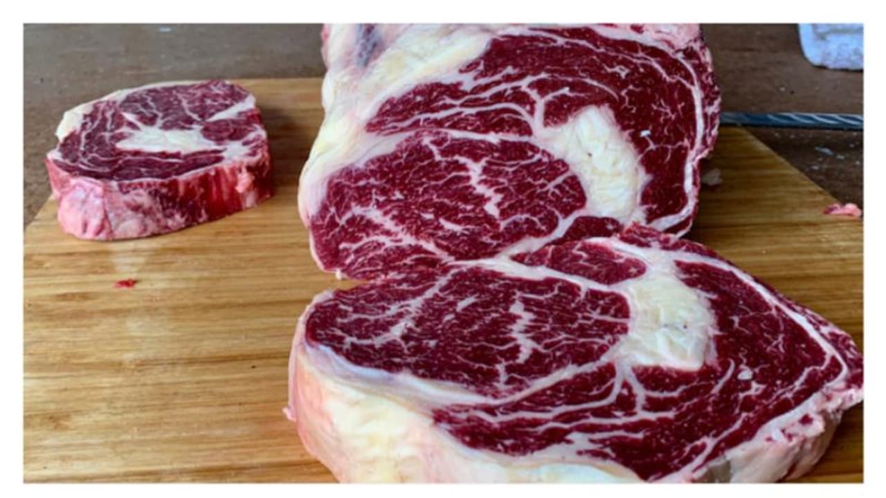 തൃശ്ശൂർ പന്നിത്തടത്തിൽ അറവ് ശാലയിലെ പോത്തിറച്ചിയിൽ പുഴുക്കൾ, കട അടപ്പിച്ചു