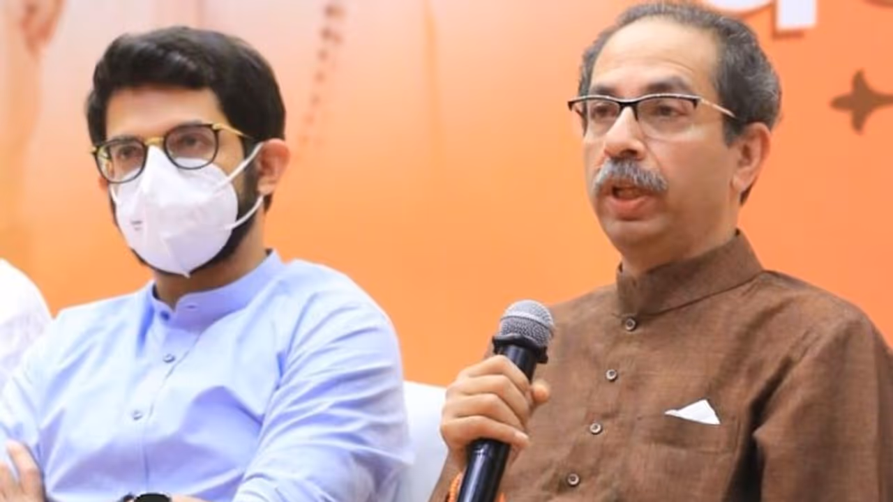 तो उद्धव ठाकरे और संजय राउत के डर से गुवाहाटी में छिपे हैं बागी विधायक? देशद्रोह का केस दर्ज करने के लिए PIL तो उद्धव ठाकरे और संजय राउत के डर से गुवाहाटी में छिपे हैं बागी विधायक? देशद्रोह का केस दर्ज करने के लिए PIL