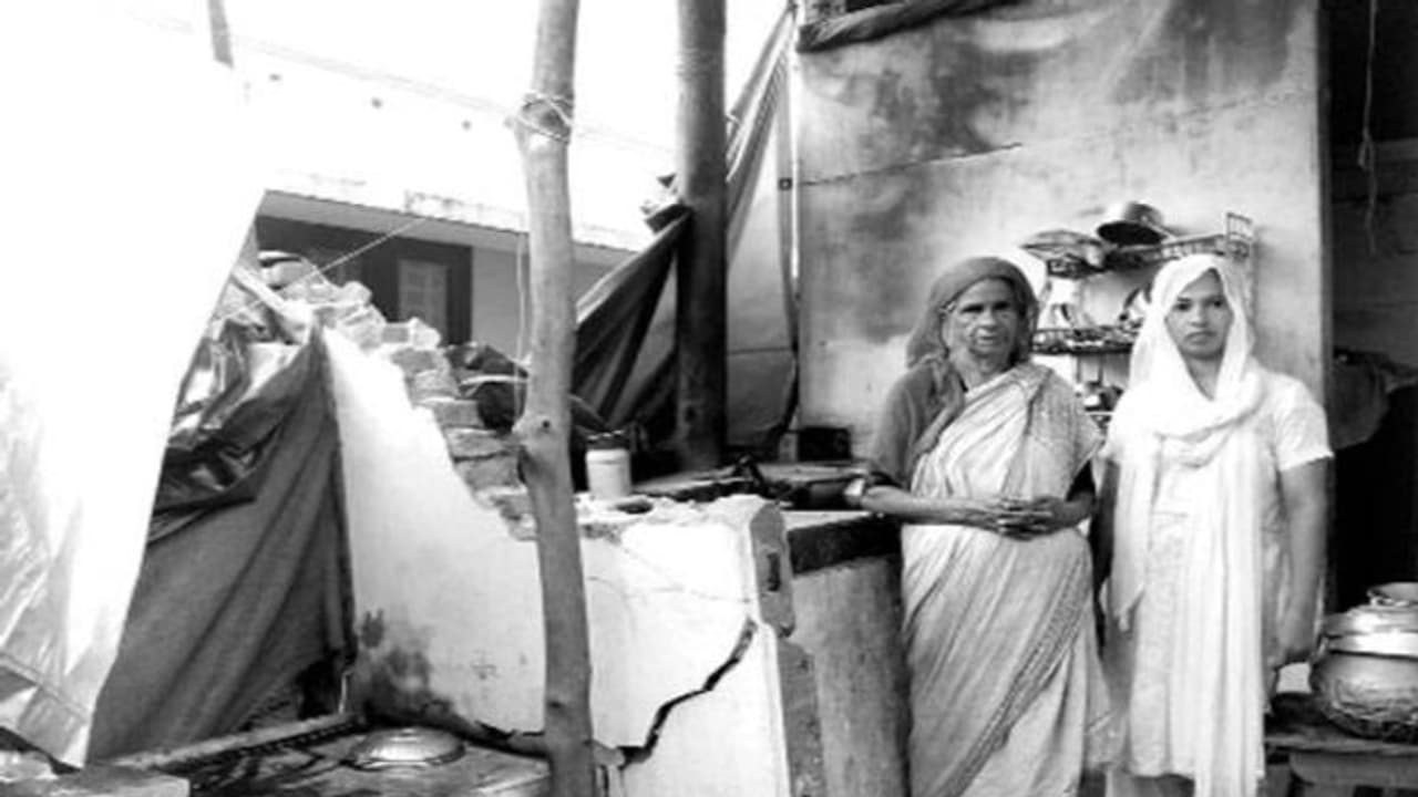 60 വര്‍ഷം മുമ്പ് പണിത വീട് നിലം പൊത്താറായി; ജീവൻ പണയംവെച്ച് ഒരു കുടുംബം, സര്‍ക്കാര്‍ കനിയണം