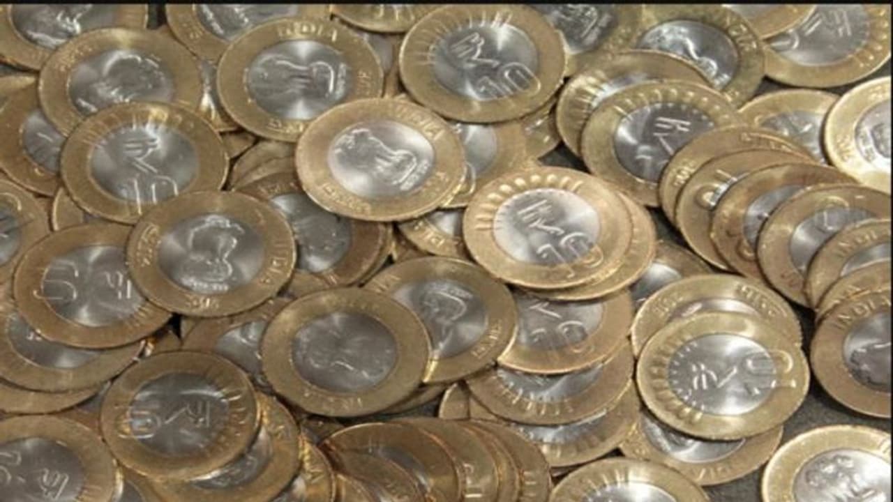 शख्स ने खरीदी 6 लाख की कार, भुगतान दस दस रुपए के सिक्कों में किया, बताया क्यों करना चाहता था ऐसा 