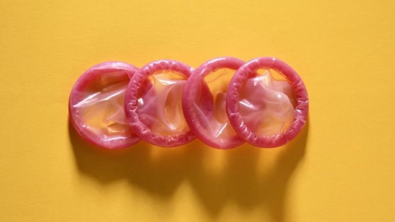 వార్నీ.. కండోమ్ లో అరటిపండు కుక్కి మింగేశాడు.. ఆ తరువాత... వార్నీ.. కండోమ్ లో అరటిపండు కుక్కి మింగేశాడు.. ఆ తరువాత...