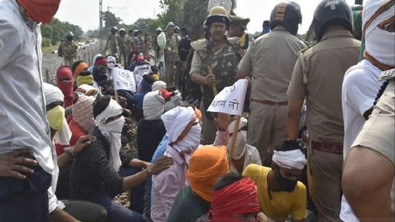 अग्निपथ योजना: विरोध के बीच उपद्रवियों की गिरफ्तारी जारी, कहीं ट्रेन पर पथराव तो कहीं जीप में लगाई गई आग