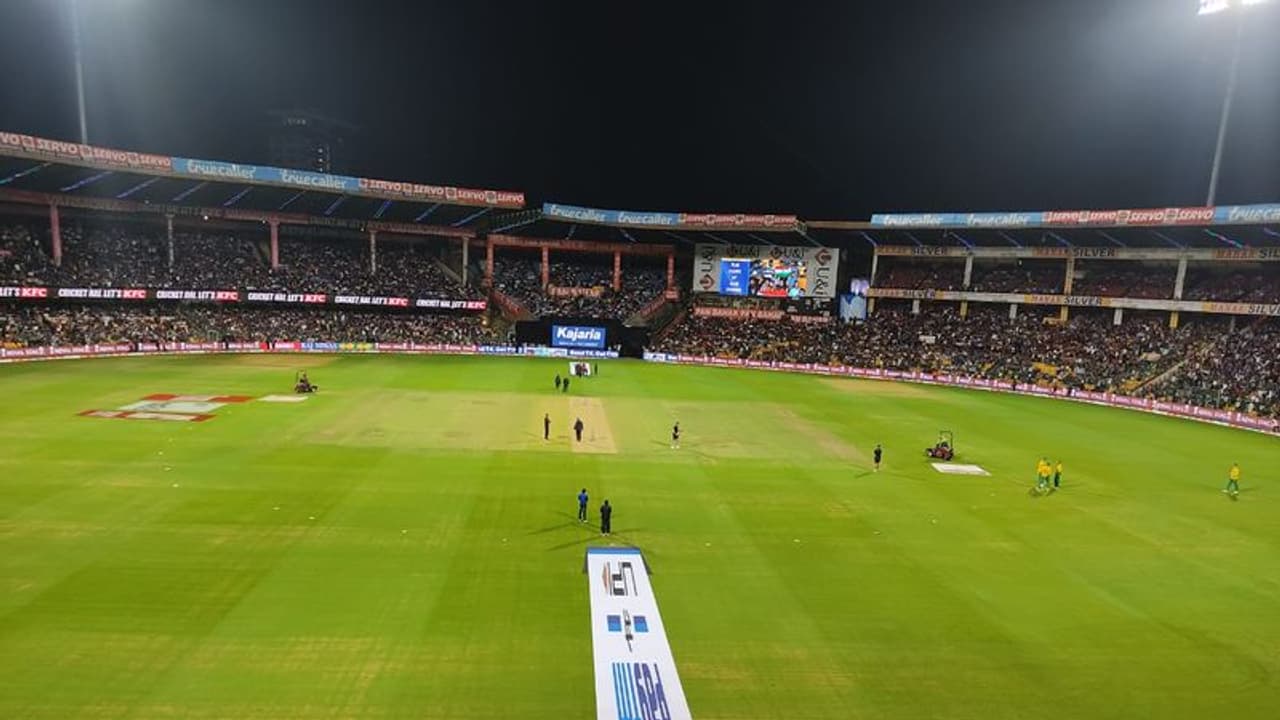 ಚಿನ್ನಸ್ವಾಮಿಯಲ್ಲಿ ಐಪಿಎಲ್ಗೆ ನೀರು ಬಳಕೆ: ವರದಿ ಸಲ್ಲಿಸುವಂತೆ ಎನ್ಜಿಟಿ ಆದೇಶ! ಚಿನ್ನಸ್ವಾಮಿಯಲ್ಲಿ ಐಪಿಎಲ್ಗೆ ನೀರು ಬಳಕೆ: ವರದಿ ಸಲ್ಲಿಸುವಂತೆ ಎನ್ಜಿಟಿ ಆದೇಶ!