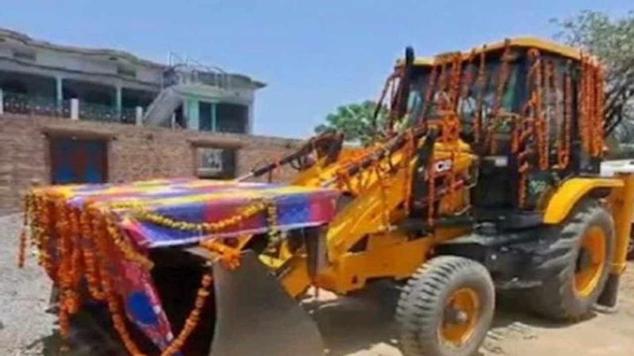 मुस्लिम दूल्हा कार या घोड़ी नहीं, बुल्डोजर लेकर दुल्हनियां लाने पहुंचा, ससुराल में हुई भी गजब आवभगत 
