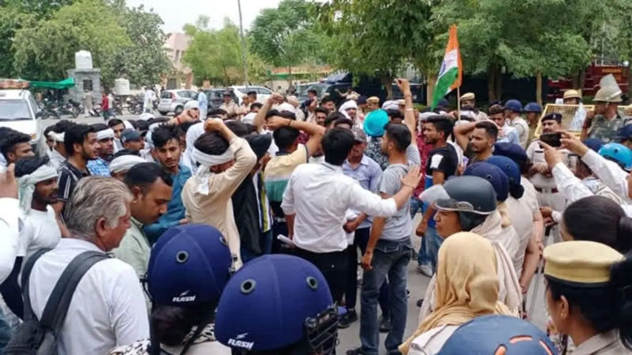 बिहार की राजधानी पटना में भारत बंद का असर नहीं, अग्निपथ स्कीम पर हुईं हिंसा के कारण 20 जिलों में इंटरनेट बंद बिहार की राजधानी पटना में भारत बंद का असर नहीं, अग्निपथ स्कीम पर हुईं हिंसा के कारण 20 जिलों में इंटरनेट बंद