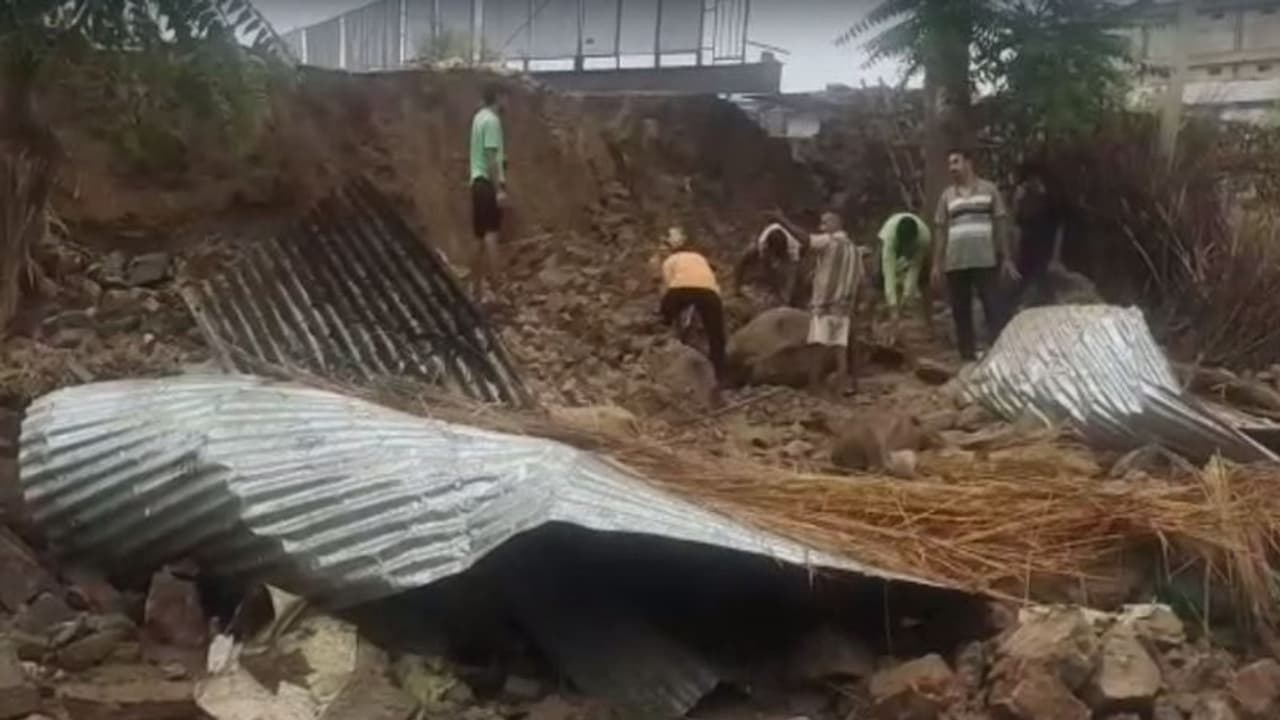 जयपुर में भारी बारिश से मकान की दीवार गिरी, दो बहनों की मौके पर मौत, कई मवेशी भी दबे जयपुर में भारी बारिश से मकान की दीवार गिरी, दो बहनों की मौके पर मौत, कई मवेशी भी दबे