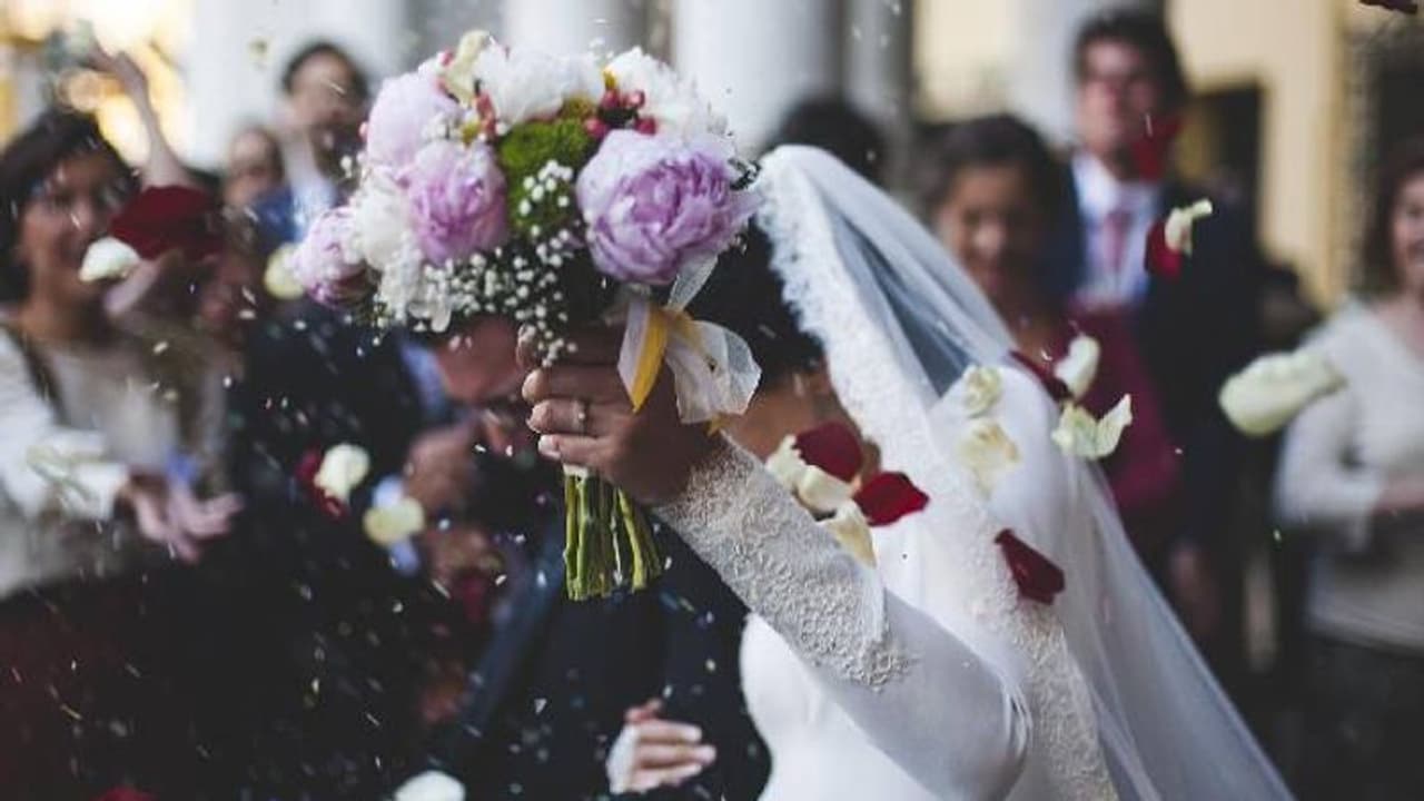 കയ്യിലഞ്ചിന്റെ കാശില്ല, പണിയുമില്ല, കല്ല്യാണച്ചെലവ് വഹിക്കണമെന്ന് വധു അതിഥികളോട് കയ്യിലഞ്ചിന്റെ കാശില്ല, പണിയുമില്ല, കല്ല്യാണച്ചെലവ് വഹിക്കണമെന്ന് വധു അതിഥികളോട്