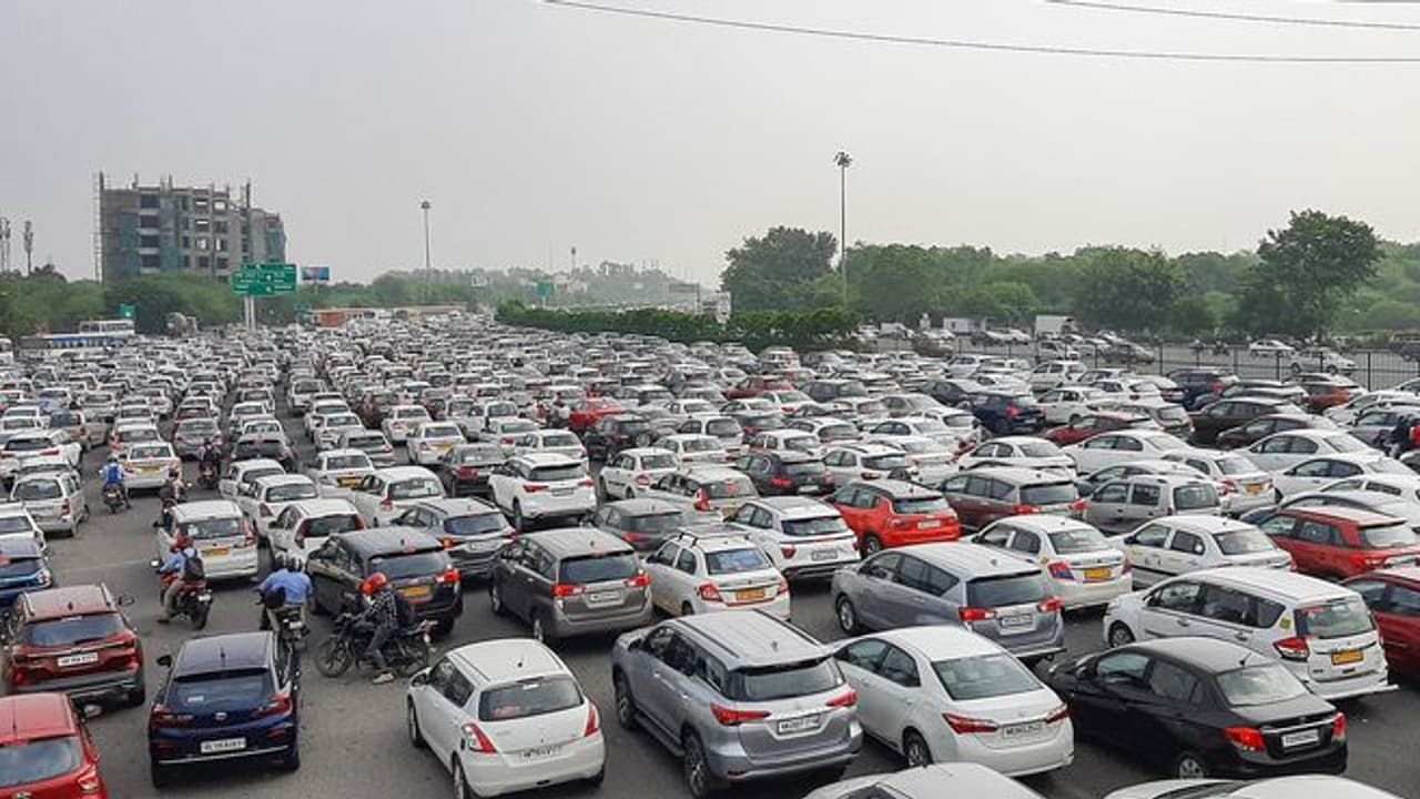 ट्रैफिक जाम में शुरू हुआ था युवक युवती का रोमांस, 5 साल बाद सोशल मीडिया पर किया चौंकाने वाला खुलासा 