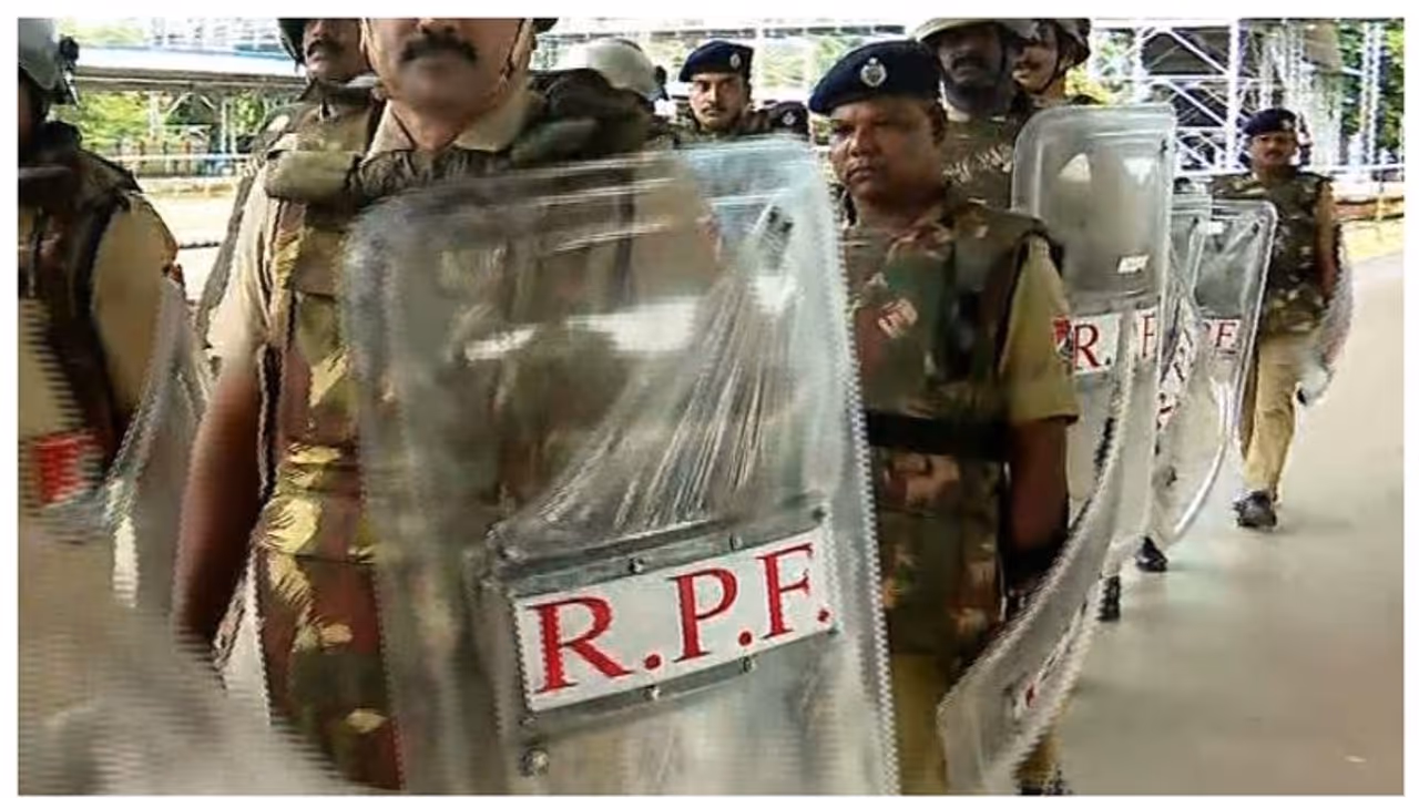 അഗ്നിപഥ് പ്രതിഷേധം: 'കേരളത്തിലും റെയില്വേ സ്റ്റേഷനുകളുടെ സുരക്ഷ കൂട്ടണം', നിര്ദ്ദേശവുമായി ആര്പിഎഫ് അഗ്നിപഥ് പ്രതിഷേധം: 'കേരളത്തിലും റെയില്വേ സ്റ്റേഷനുകളുടെ സുരക്ഷ കൂട്ടണം', നിര്ദ്ദേശവുമായി ആര്പിഎഫ്