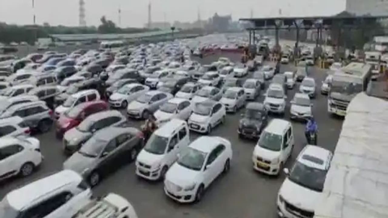 'भारत बंद' के ऐलान के साथ एक्टिव हुई यूपी पुलिस, नोएडा मे लगा लंबा जाम, मथुरा में नहीं दिख रहा कोई असर 'भारत बंद' के ऐलान के साथ एक्टिव हुई यूपी पुलिस, नोएडा मे लगा लंबा जाम, मथुरा में नहीं दिख रहा कोई असर