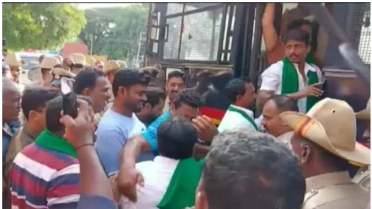 മോദിയുടെ കർണാടക സന്ദർശനം: പ്രതിഷേധിക്കാനൊരുങ്ങിയ കോൺഗ്രസ് കർഷക സംഘടന പ്രവർത്തകർ കസ്റ്റഡിയിൽ മോദിയുടെ കർണാടക സന്ദർശനം: പ്രതിഷേധിക്കാനൊരുങ്ങിയ കോൺഗ്രസ് കർഷക സംഘടന പ്രവർത്തകർ കസ്റ്റഡിയിൽ