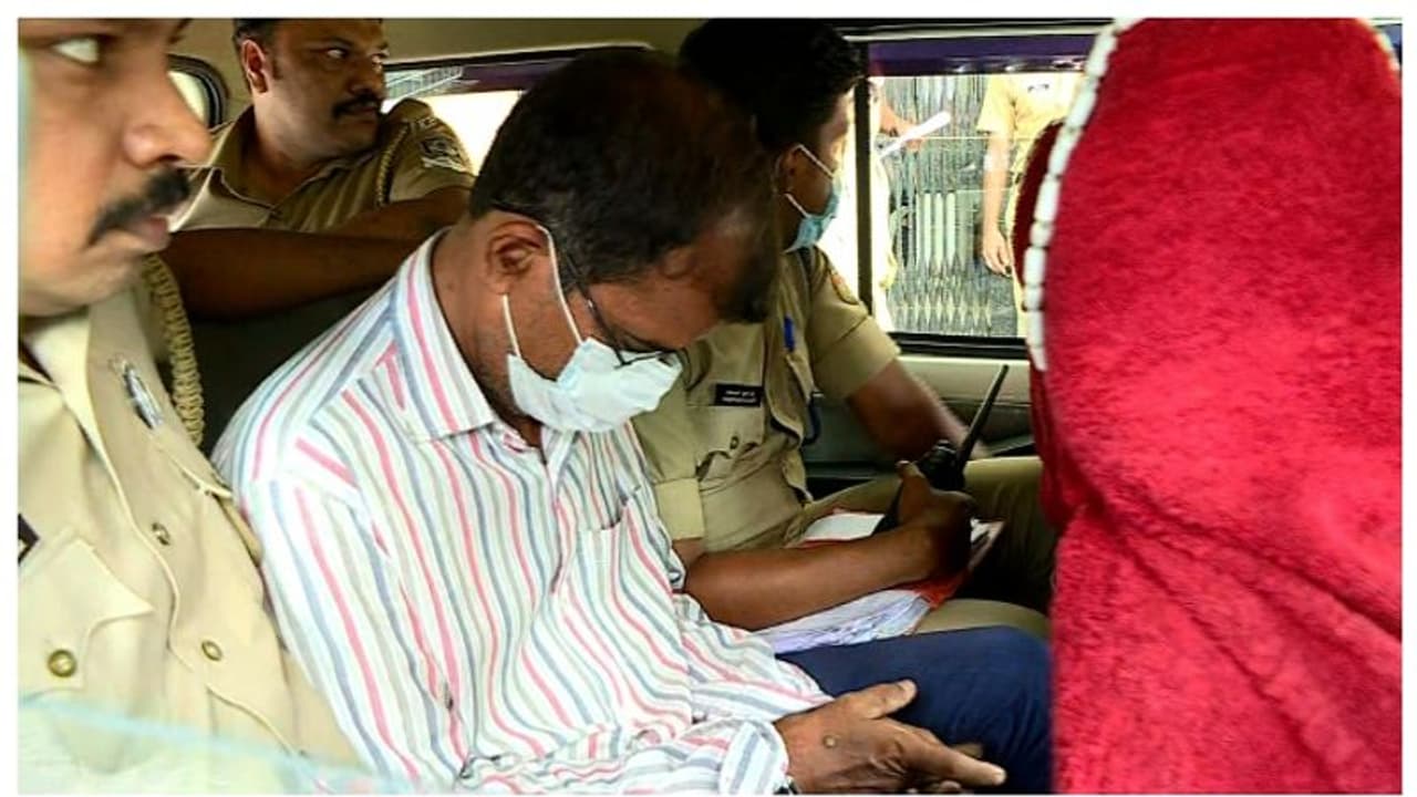 ആര്ഡിഒ കോടതിയിലെ തൊണ്ടിമുതല് മോഷണം: പ്രതി മോഷ്ടിച്ചതില് 12 പവന് സ്വര്ണം കണ്ടെത്തി ആര്ഡിഒ കോടതിയിലെ തൊണ്ടിമുതല് മോഷണം: പ്രതി മോഷ്ടിച്ചതില് 12 പവന് സ്വര്ണം കണ്ടെത്തി