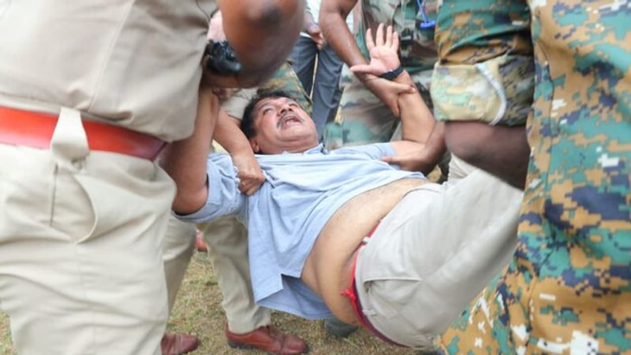 టీడీపీ నేత ధూళిపాళ్ల నరేంద్రను అరెస్ట్ చేసిన పోలీసులు.. టీడీపీ నేత ధూళిపాళ్ల నరేంద్రను అరెస్ట్ చేసిన పోలీసులు..