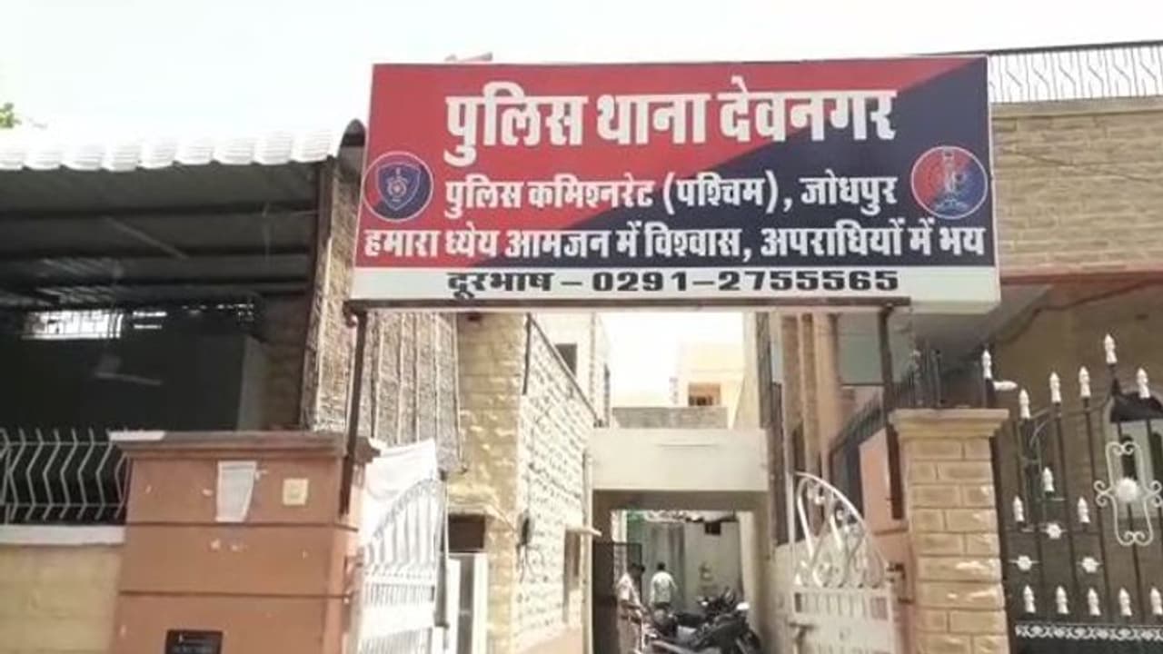 जोधपुर से सामने आया खतरनाक वीडियो, 1 किमी तक कार की बोनट पर लटका रहा कांस्टेबल, रोता बिलखता रहा...ये था कसूर! जोधपुर से सामने आया खतरनाक वीडियो, 1 किमी तक कार की बोनट पर लटका रहा कांस्टेबल, रोता बिलखता रहा...ये था कसूर!