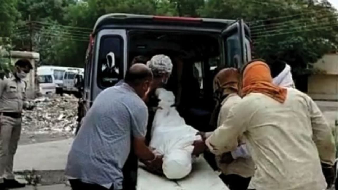 महाराष्ट्र में खतरनाक कांड: थानेदार साहब...पत्नी को मारकर आया हूं लाश बेडरूम में पड़ी है...उठा लो