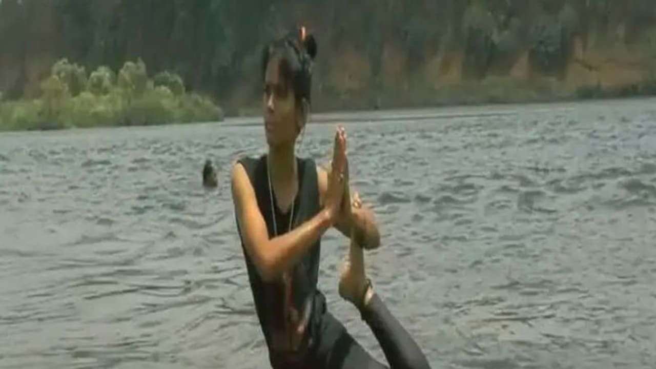 MP की वॉटर गर्ल से मिलिए, नदी में तैरकर करती योग, पानी में सिखाती ऐसा योगा...देखने वाले भी हैरत में पड़ जाते MP की वॉटर गर्ल से मिलिए, नदी में तैरकर करती योग, पानी में सिखाती ऐसा योगा...देखने वाले भी हैरत में पड़ जाते