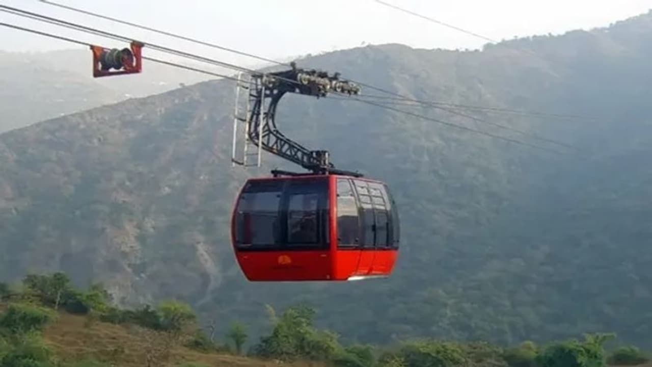 हिमाचल प्रदेश के सोलन में बड़ा हादसा: 5 घंटे से हवा में अटका रोपवे, अंदर फंसे 11 टूरिस्ट...मची चीख पुकार हिमाचल प्रदेश के सोलन में बड़ा हादसा: 5 घंटे से हवा में अटका रोपवे, अंदर फंसे 11 टूरिस्ट...मची चीख पुकार