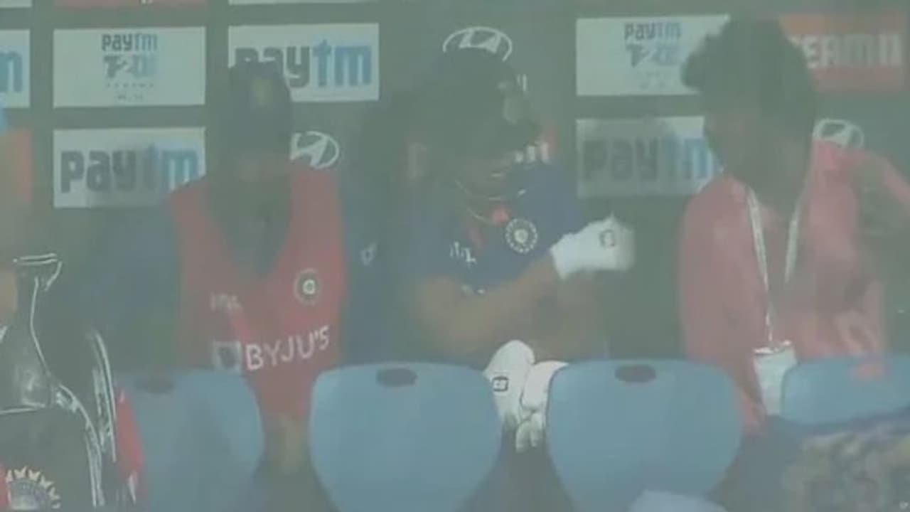 மைதான ஊழியரை அவமதித்த ருதுராஜ் கெய்க்வாட்! தோனி, ரோஹித், சாம்சனிடமிருந்து கத்துக்கடா என விளாசும் நெட்டிசன்கள் மைதான ஊழியரை அவமதித்த ருதுராஜ் கெய்க்வாட்! தோனி, ரோஹித், சாம்சனிடமிருந்து கத்துக்கடா என விளாசும் நெட்டிசன்கள்